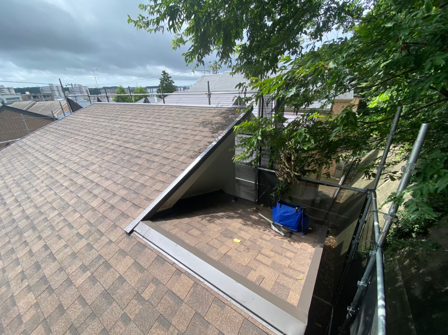 戸塚区で片流れ屋根のカバー工法を行いました。